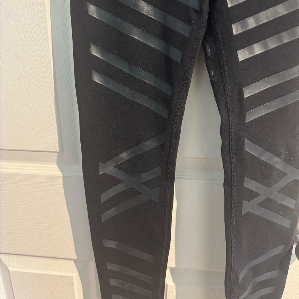 ALO YOGA Airbrush Lineal Diagonal Stripe Leggings in Black Small - Picture 6 of 15